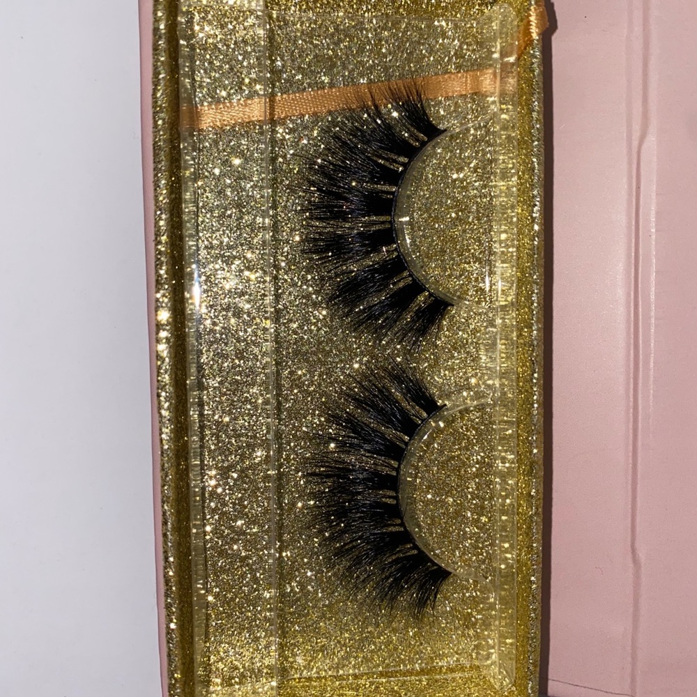Lashes - Picture 2 of 3